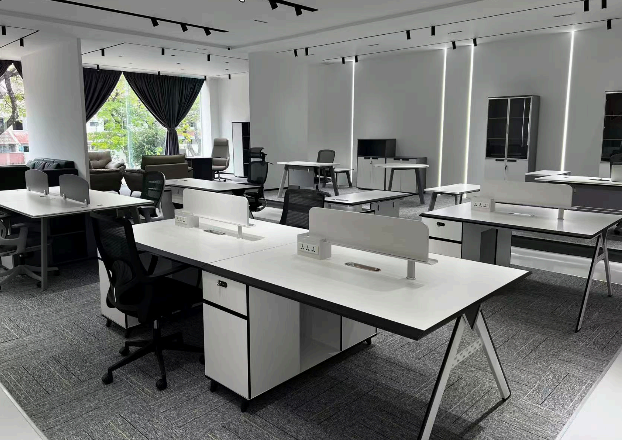 Big Panda showroom workstation display area